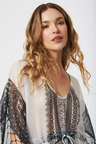 Blusa De Gasa Estampada Tipo Poncho Grande Blanco Con Negro Único