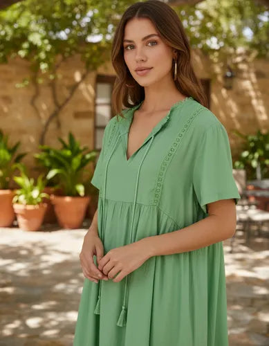 Vestido De Simil Seda Con Puntillas Amplio Verde Liso Único