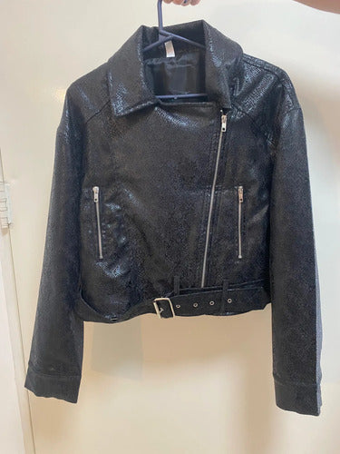 Campera Tipo Biker Corta Textura Reptil Negro 40 Lisa