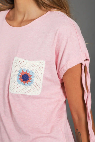 Remera Manga Corta Importada Con Bolsillo Crochet Rosa Liso Único Bolsillo Crochet