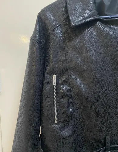 Campera Tipo Biker Corta Textura Reptil Negro 40 Lisa
