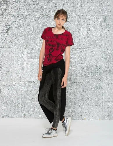 Blusa Remera Corta De Diseño Marca Vestite Y Andate Rojo Estampado 1