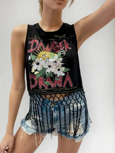 Remera Musculosa Top Flecos Negro Danger Drama Unico Estampado