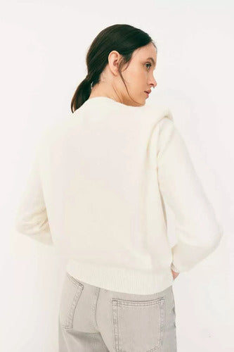 Sweater  Tejido Con Hombreras Y Cuello Cadena