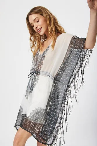 Blusa De Gasa Estampada Tipo Poncho Grande Blanco Con Negro Único
