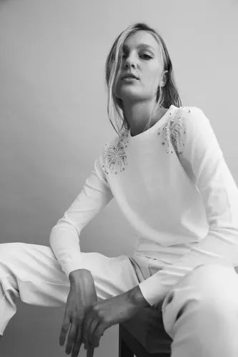 Sweater Con Detalle De Strass En Hombros Importado
