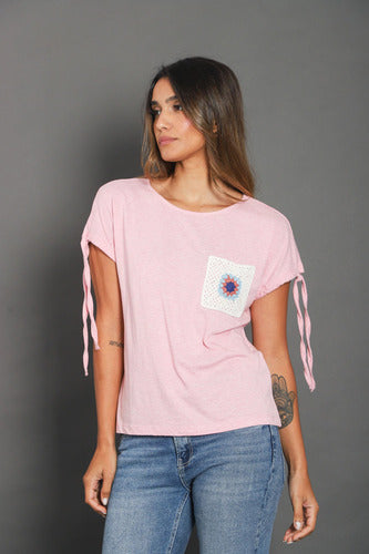Remera Manga Corta Importada Con Bolsillo Crochet Rosa Liso Único Bolsillo Crochet