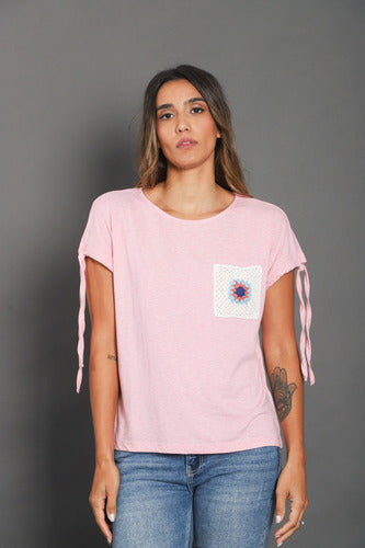 Remera Manga Corta Importada Con Bolsillo Crochet Rosa Liso Único Bolsillo Crochet
