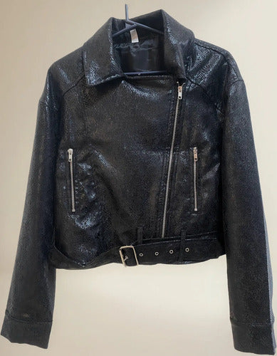 Campera Tipo Biker Corta Textura Reptil Negro 40 Lisa