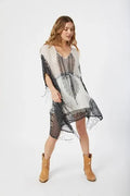 Blusa De Gasa Estampada Tipo Poncho Grande Blanco Con Negro Único