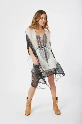 Blusa De Gasa Estampada Tipo Poncho Grande Blanco Con Negro Único
