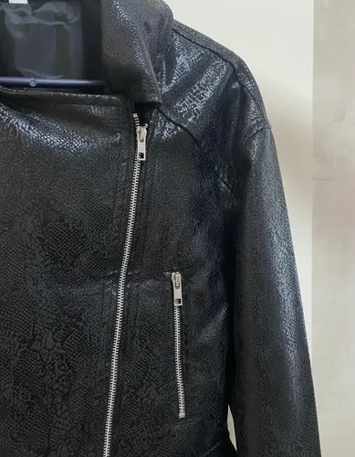 Campera Tipo Biker Corta Textura Reptil Negro 40 Lisa